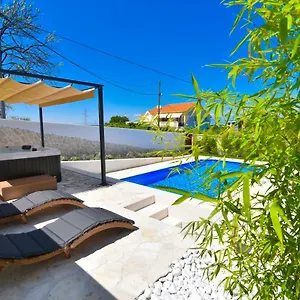 Village Idylle With Heated Pool, Sauna, Jacuzzy And Private Parking Vila